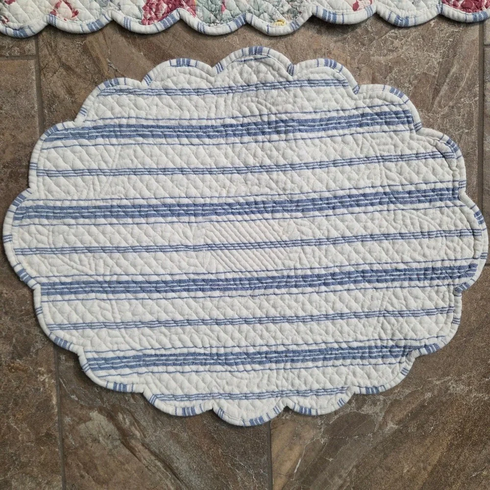 Vintage Floral Quilted Placemats Set of 2 Scalloped Reversible Cottagecore Blue